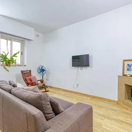 Bennys Seaside Escape سليمة