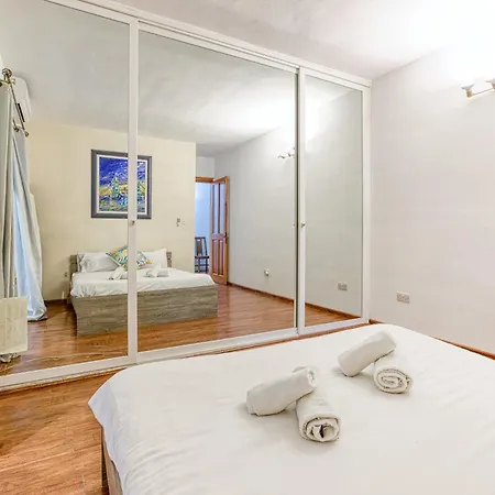 Bennys Seaside Escape سليمة