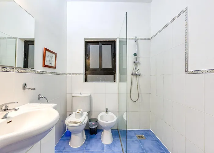 Bennys Seaside Escape Sliema