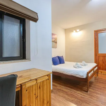 Bennys Seaside Escape *