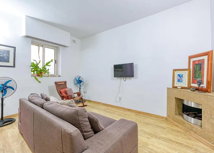 Bennys Seaside Escape Sliema