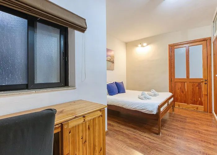 Bennys Seaside Escape *